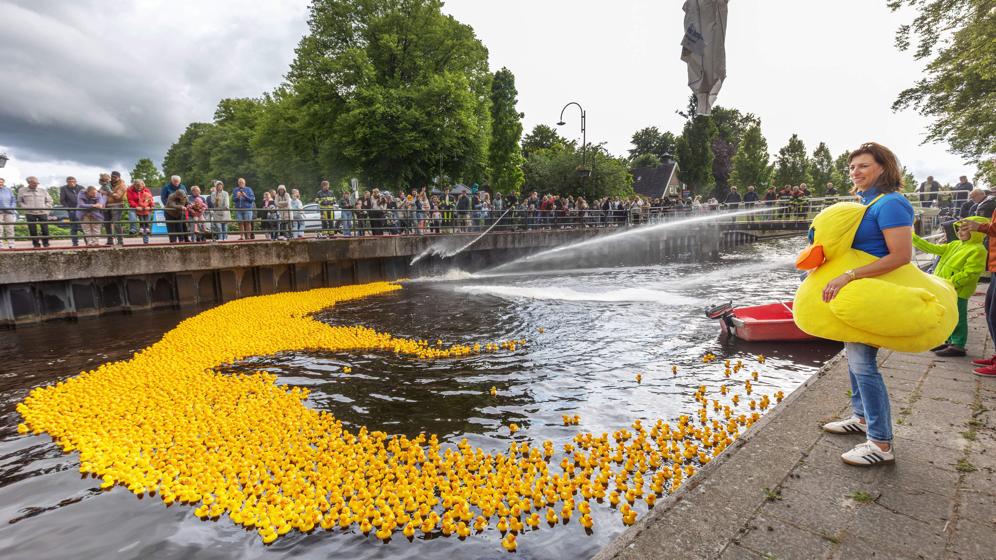 Badeendjesrace in Oosterwolde voor Make A Wish