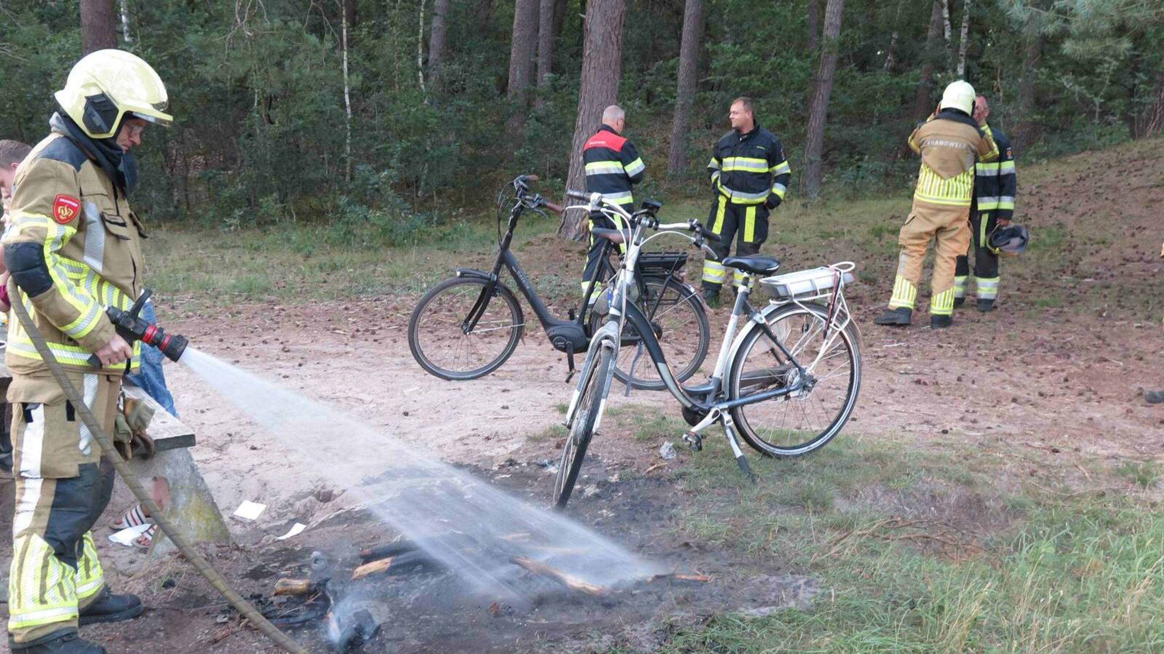 Brandweer blust brandje achter de Bongerd in Appelscha