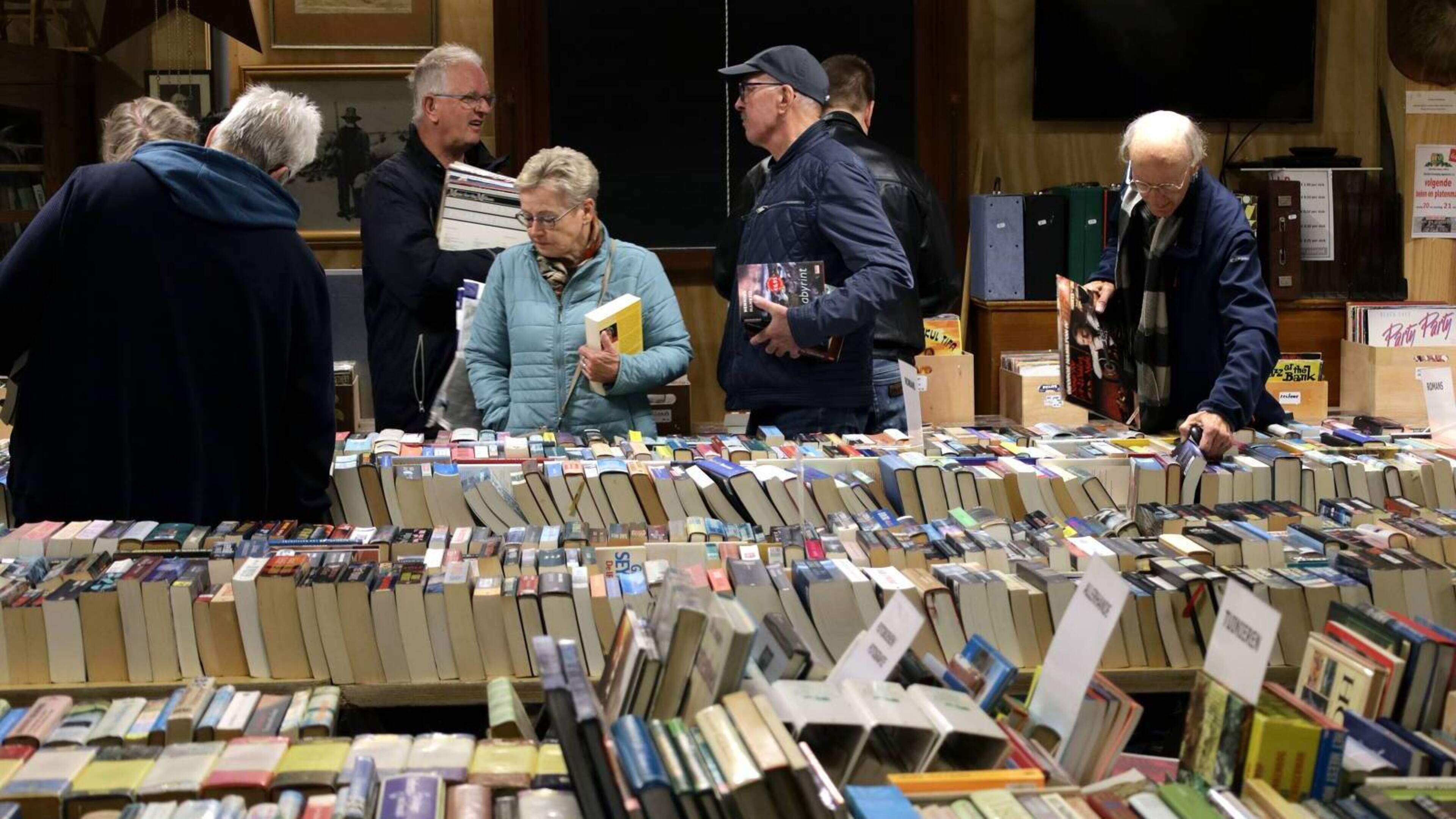 Boeken- en platenmarkt in de Hoolten Klinte trekt veel bezoekers