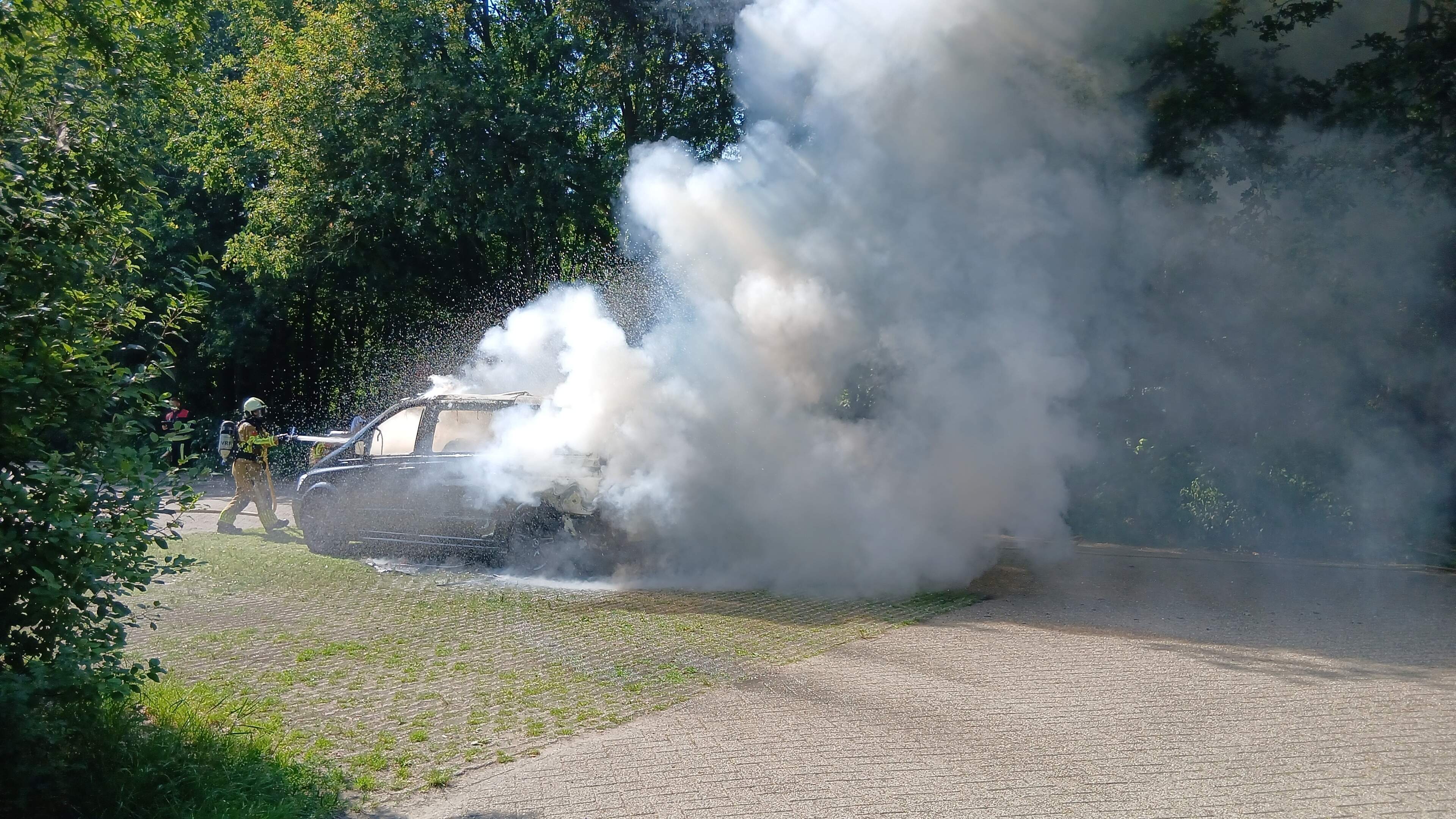 Busje uitgebrand op parkeerplaats in Appelscha