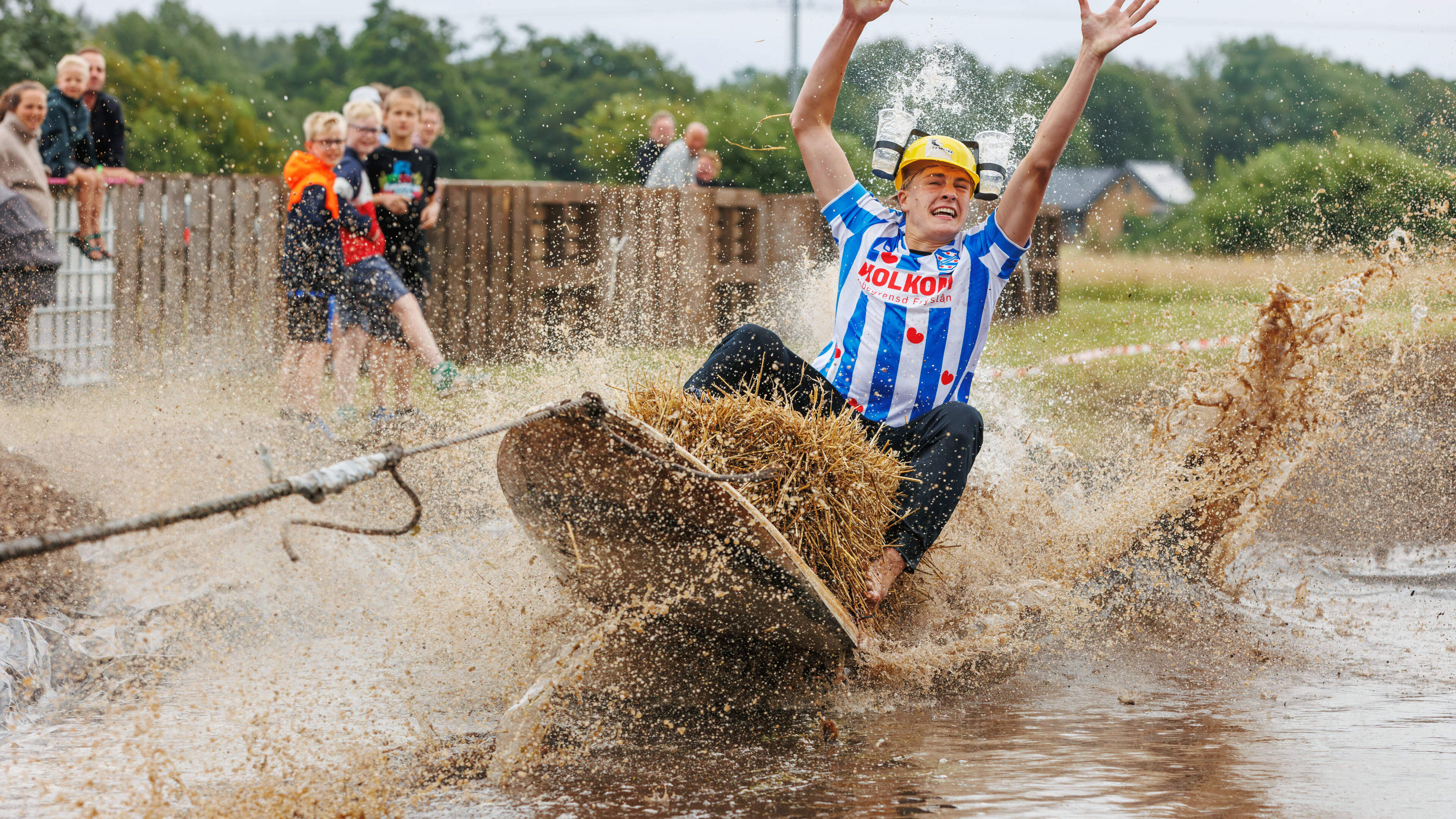 Hooisurfen zorgt voor spektakel op tentfeest Donkerbroek