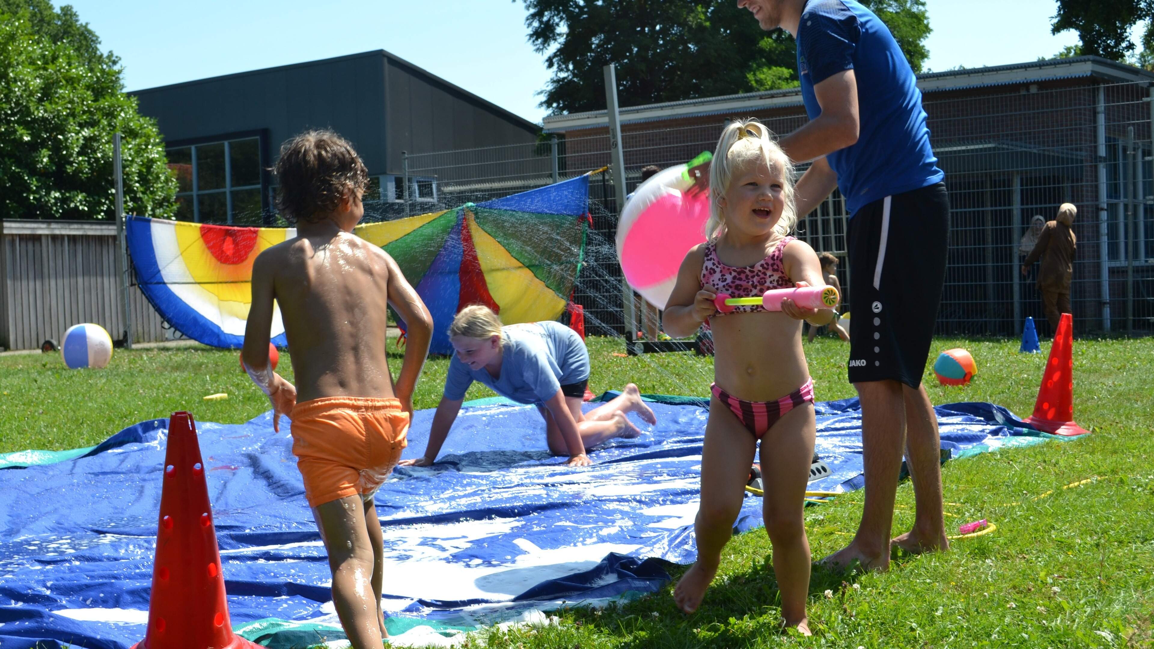 Kinderen vermaken zich in Oosterwolde met water
