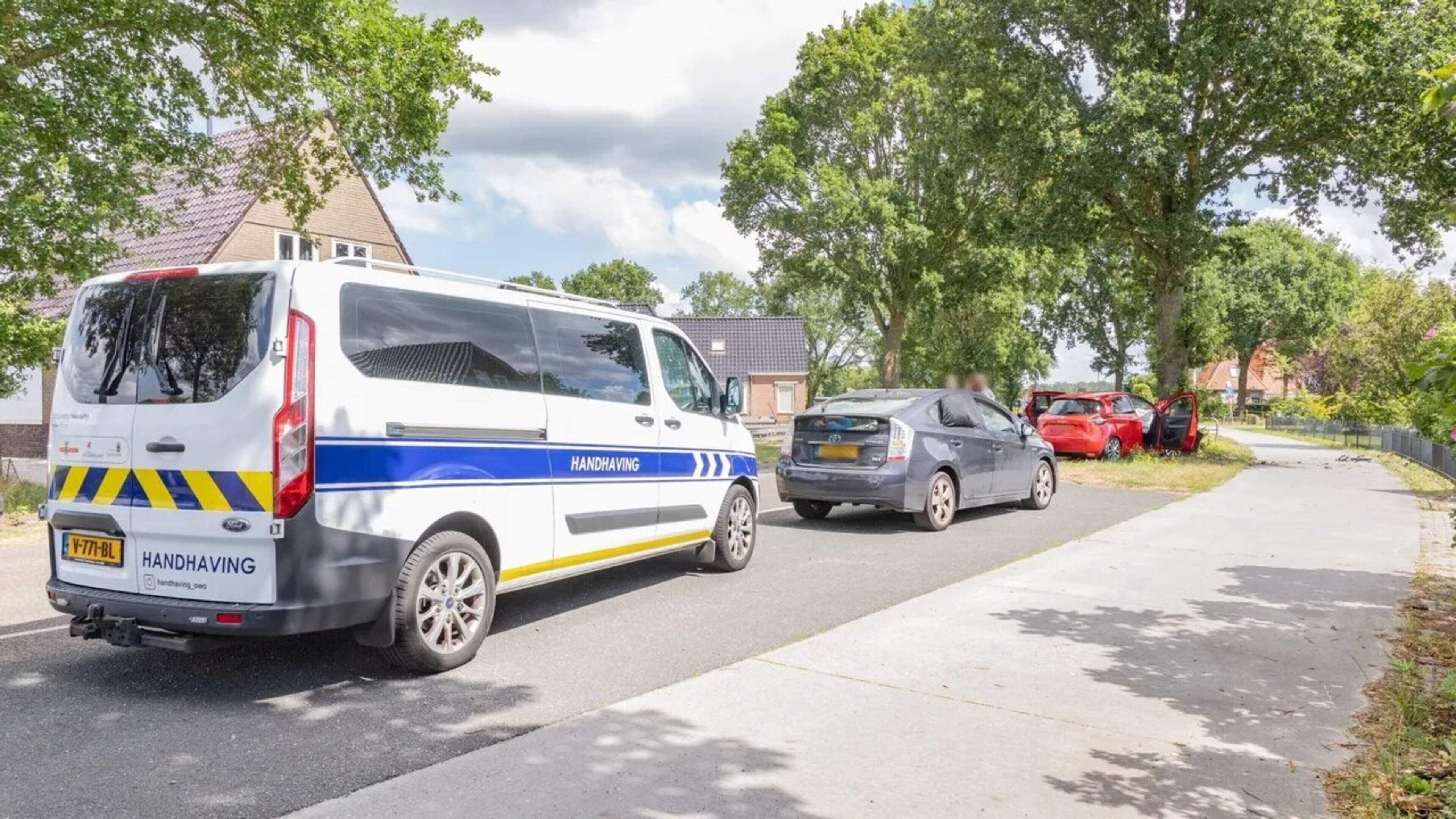 Auto botst tegen boom bij Elsloo, bestuurder gewond