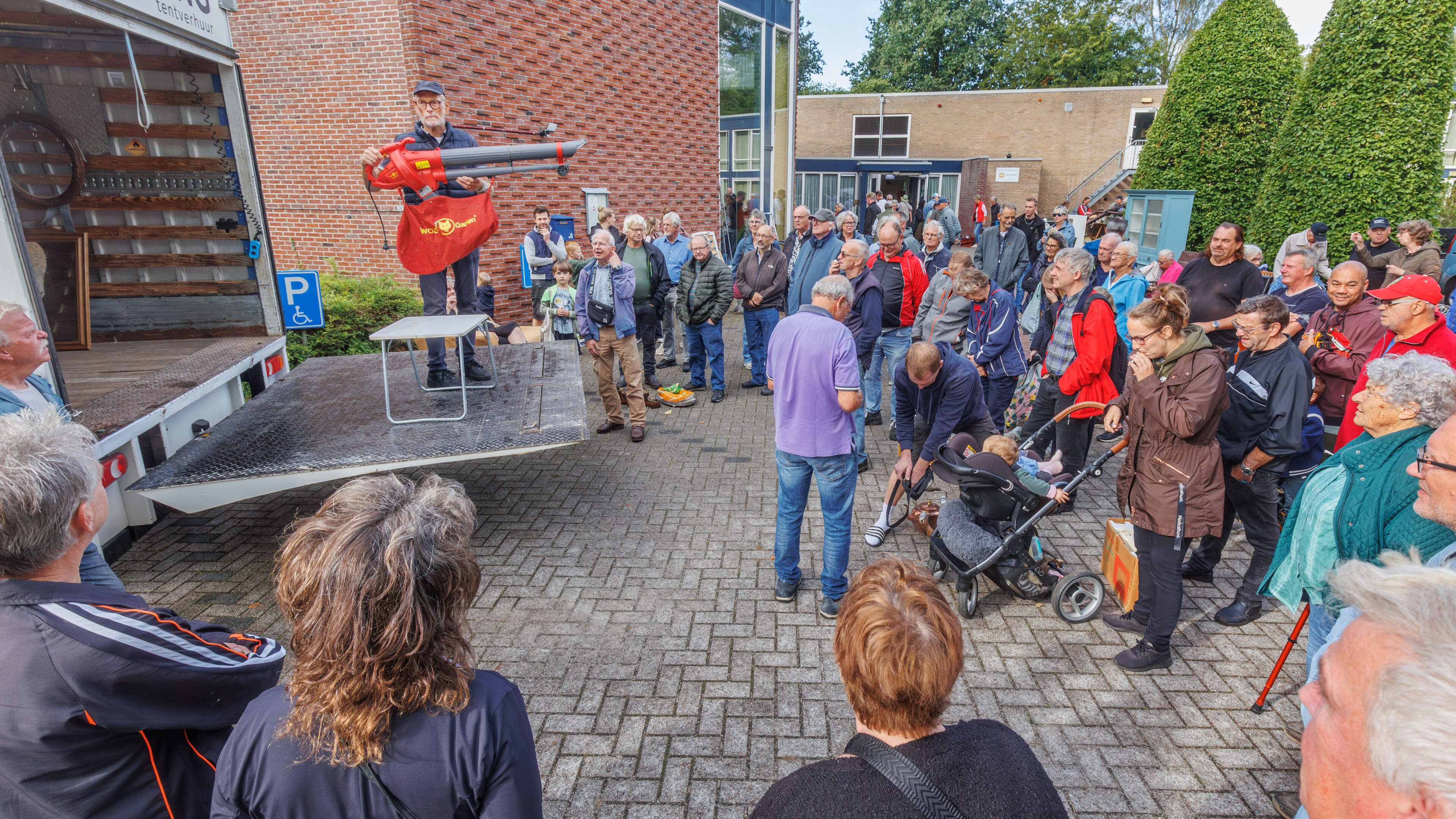 Rommelmarkt al vijftig jaar vaste ontmoetingsplek in Oosterwolde