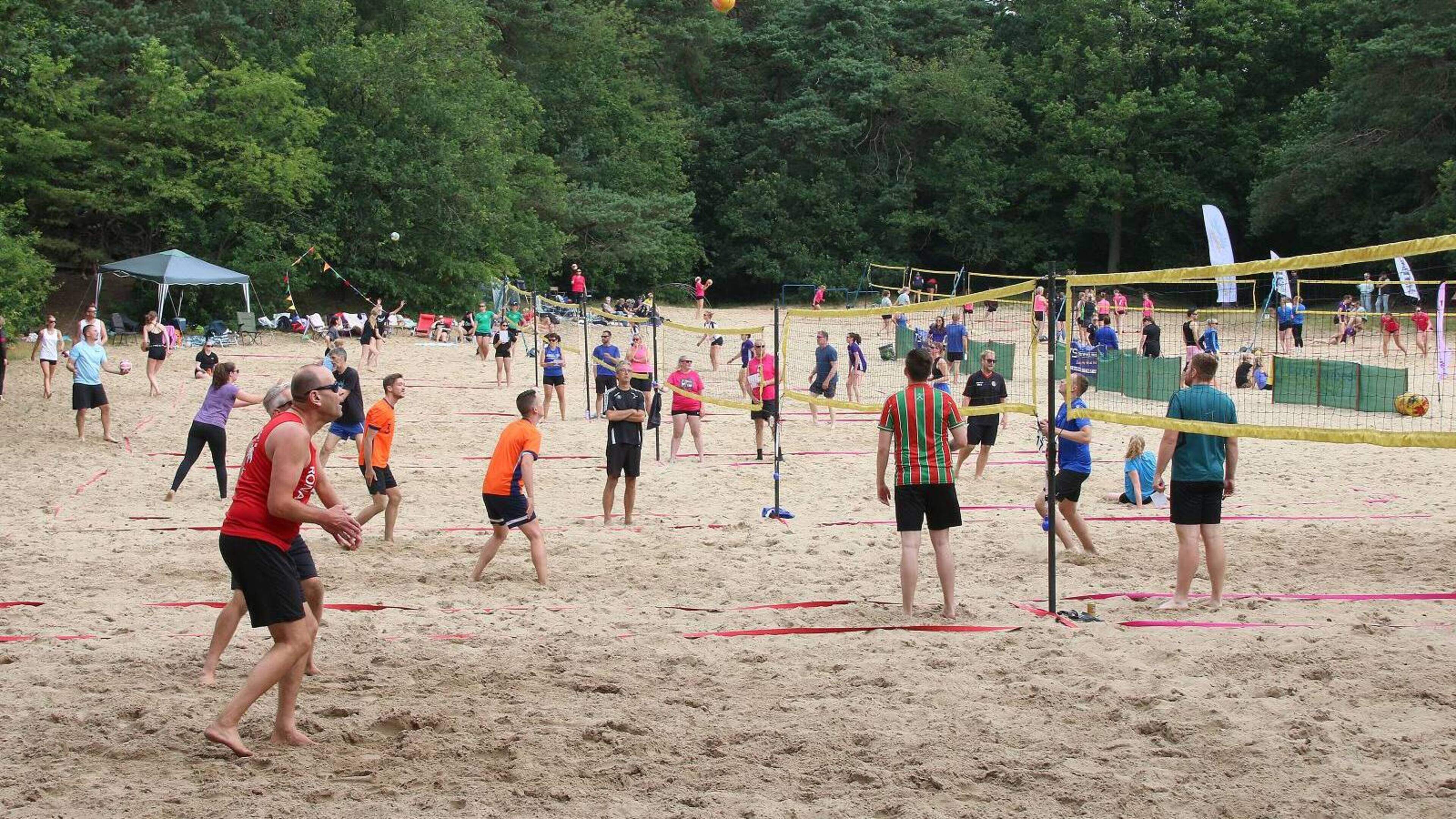 Strijd op zandvlakte van Appelscha: jaarlijks beachvolleybaltoernooi lokt volle velden