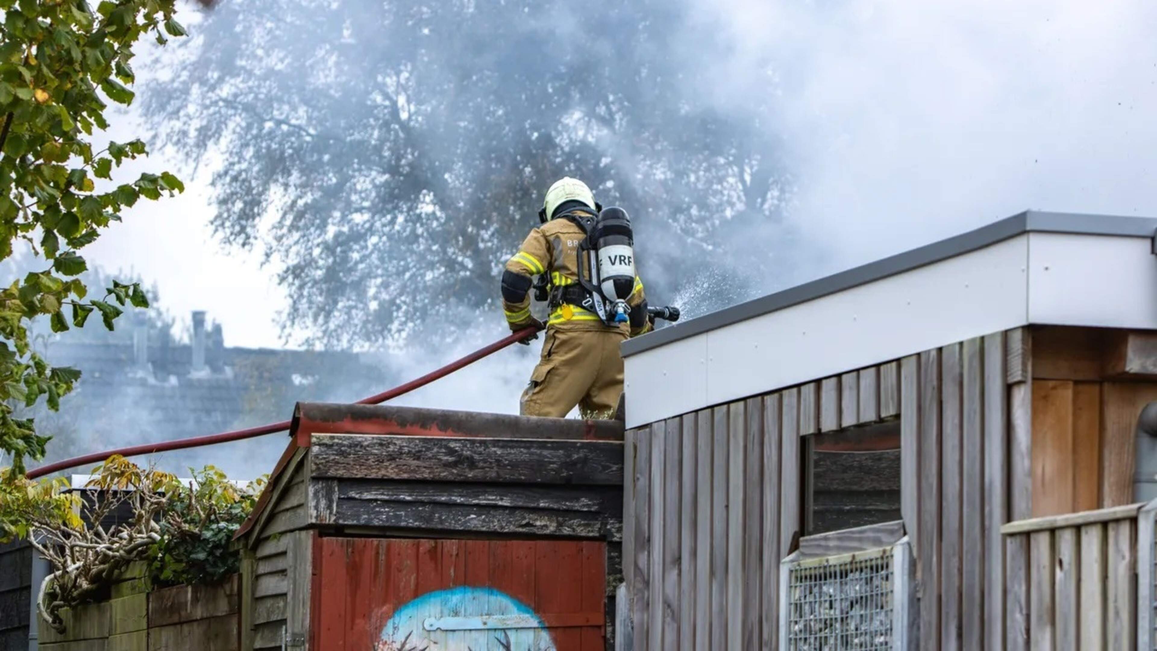 Uitslaande brand bij woning in Haulerwijk