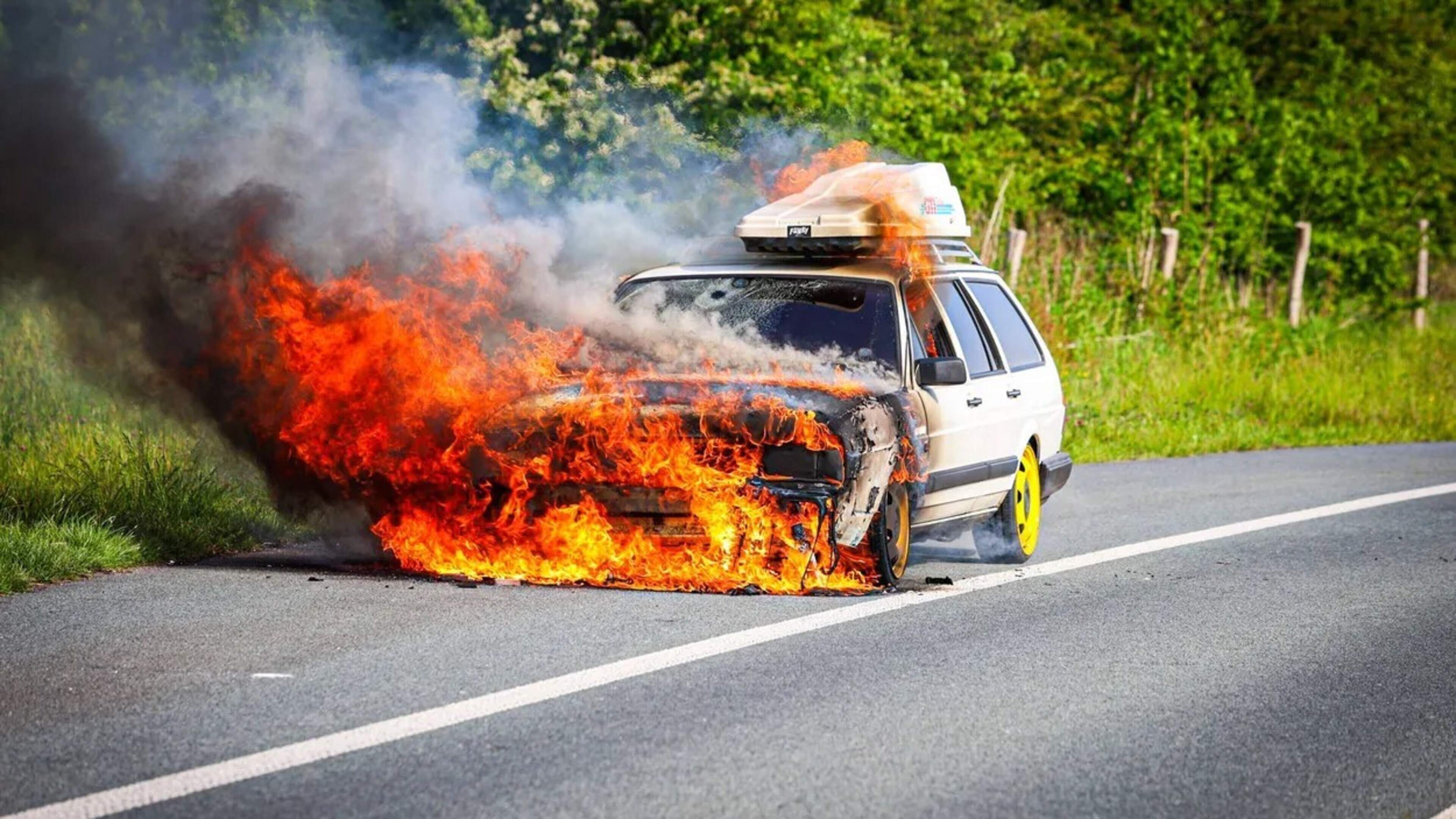 Auto brandt uit op afrit van N381 bij Wijnjewoude