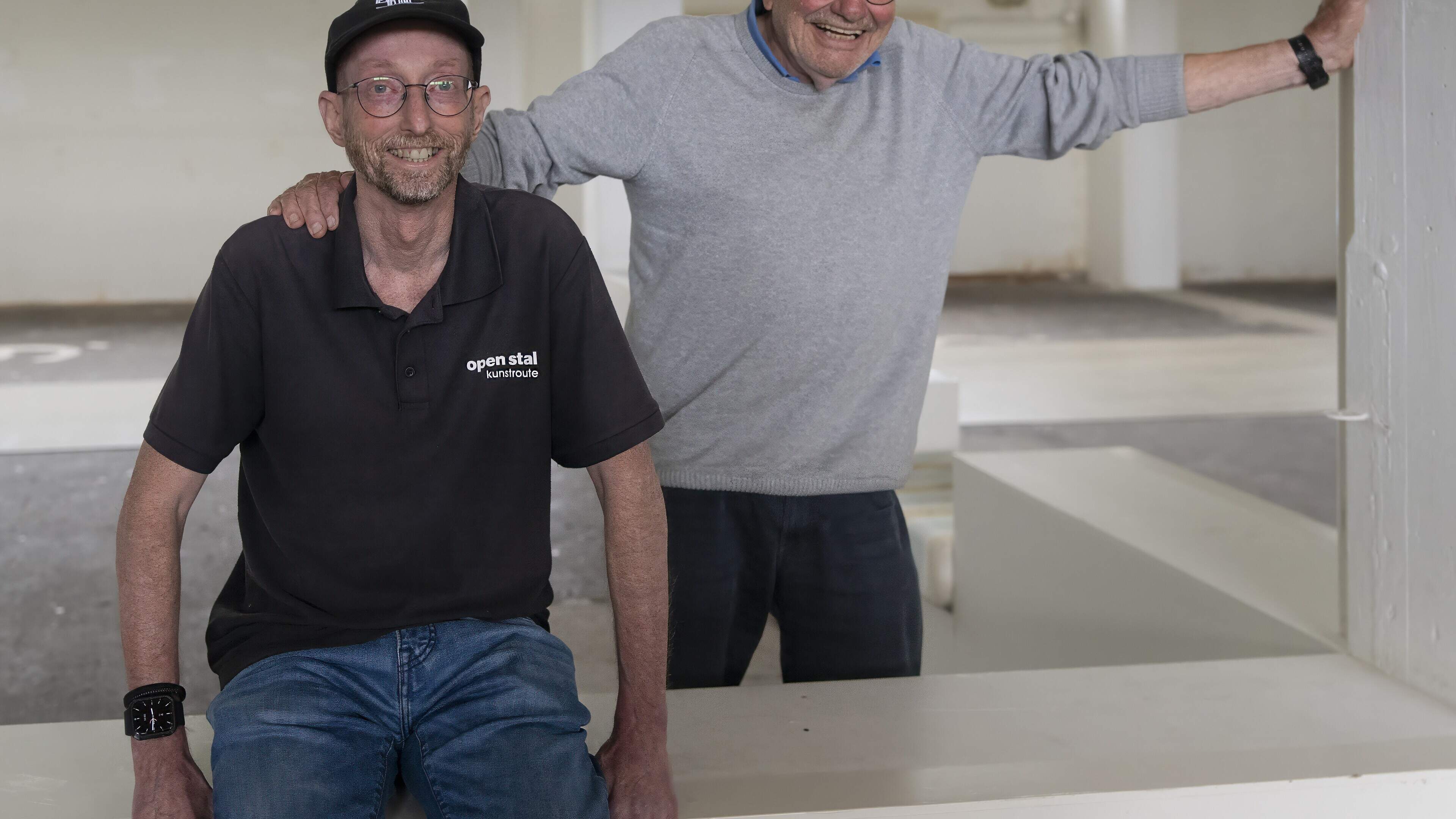 Ron en Wim zijn vrijwilliger bij kunstroute Open Stal in Oldeberkoop. ‘Er gaat altijd wel eens iets 