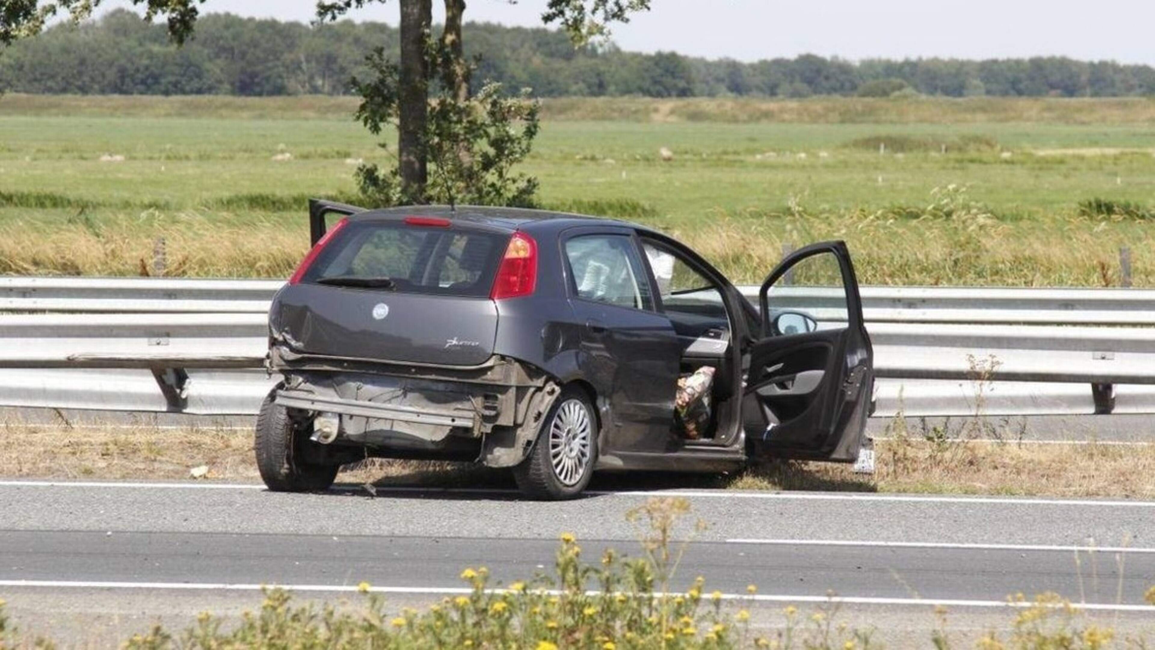 Man tegen vangrail, A32 richting Oldeholtwolde afgesloten
